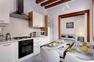 威尼斯Salmaso Apartments的厨房配有桌椅