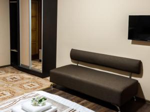 布罗瓦里Hotel 7/24的一张位于配有沙发和镜子的房间的床铺