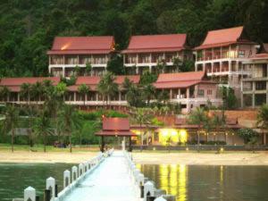 象岛Point of view condos, tranquility bay, koh chang的一座大型度假建筑,在水面上设有一个码头