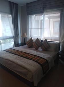 象岛Point of view condos, tranquility bay, koh chang的卧室设有一张带窗户的白色大床