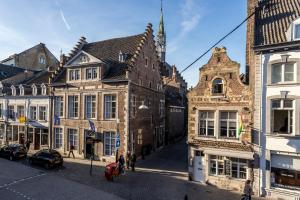 马斯特里赫特B&B Gracht 62的城市中一条有建筑物的旧街道