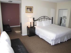 温哥华巴克利酒店 的酒店客房,设有两张床和一盏灯