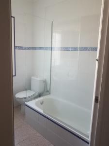阿雷纳尔登卡斯特尔贝利萨斯公寓的带浴缸、卫生间和淋浴的浴室。