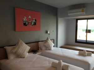 查龙查龙海风酒店的酒店客房设有两张床和窗户。