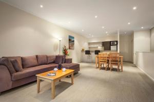 沃纳姆堡瓦南布尔科斯特酒店的客厅配有沙发和桌子