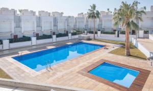 阿尔塔夫拉Eulalia Apartments, TarracoHomes的大楼顶部游泳池的顶部景色
