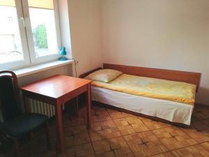 华沙Willa Ewa的一间小卧室,配有一张床、一张书桌和一个窗户