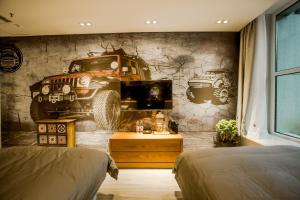 呼和浩特亚美花园民宿的墙上挂着卡车壁画的卧室