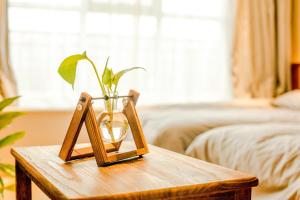 呼和浩特亚美花园民宿的一张木桌,上面有花瓶