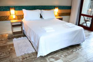 伊利亚贝拉伊利亚戴克酒店的卧室配有一张带白色床单和枕头的大床。