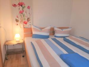 Usedom Town斯塔多赫恩公寓的一间卧室配有一张带蓝色和白色枕头的床