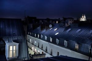 巴黎布雷迪酒店 - 巴黎火车东站的享有大楼的夜间灯光美景