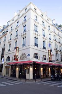 巴黎Hotel Elysée Secret的街道拐角处的白色建筑