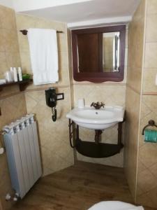 佩斯科克斯坦佐Locanda Tre Frati的一间带水槽、窗户和散热器的浴室
