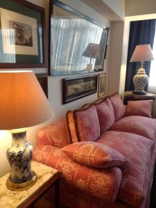 圣地亚哥哈尔伦广场公寓的客厅配有沙发和带台灯的桌子