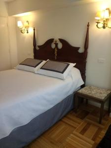 圣地亚哥哈尔伦广场公寓的一间卧室配有一张大床和一张桌子