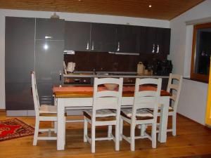 苏尔茨堡Haus Weichart的厨房配有桌椅和冰箱。
