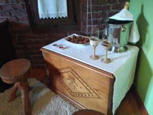 SopuertaLezamakoetxe的一张桌子,上面放着搅拌机和酒杯