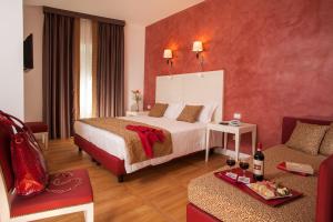 罗马弗洛里斯酒店的酒店客房,配有床和沙发
