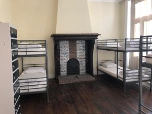 安特卫普安特卫普布莫朗旅舍的带壁炉的客房和带双层床的客房。