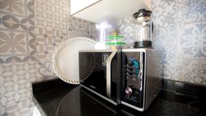 拉巴特Suite Balima XI的厨房的台面上设有微波炉