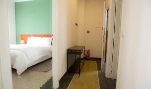 拉巴特Suite Balima XI的卧室配有一张床和一张桌子
