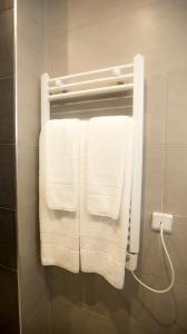 拉巴特Suite Balima XI的浴室毛巾架上悬挂的一组毛巾