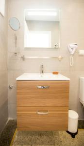 拉巴特Suite Balima XI的一间带水槽和镜子的浴室