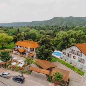 贝尔格拉诺将军镇Rancho Grande Hotel的享有带游泳池的房屋的空中景致