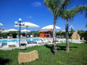 马尔萨拉利里贝奥乡村酒店的一个带游泳池、椅子和棕榈树的度假村