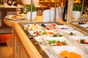 希帕赫格斯彻尔布里克酒店的自助餐,包括食物和酒杯