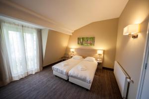 贝克贝亨费吕沃森林弗莱切酒店的酒店客房设有床和窗户。
