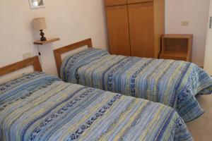 拉波拉诺泰尔梅Casetta delle Terme的卧室内两张并排的床