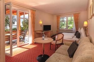 普劳西艾姆斯公寓酒店的酒店客房设有沙发、床和桌子。
