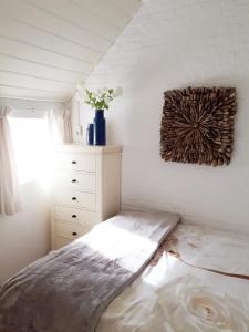 SchoonoordLasca的一间卧室配有一张床、一个梳妆台和一扇窗户。