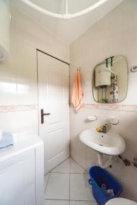 斯梅代雷沃Danube Villa Tamaris的白色的浴室设有水槽和镜子