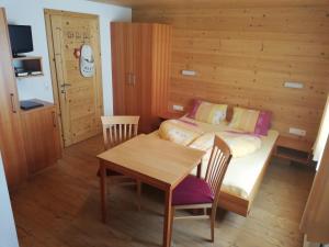 大格洛克纳山麓卡尔斯柯德尼茨霍夫酒店的小房间设有桌子和床