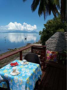 PaeaAU FARE MOENAU的阳台上的桌子上放着两杯咖啡