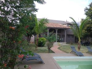 索蒙Villa la Linguère的庭院中带游泳池的房子