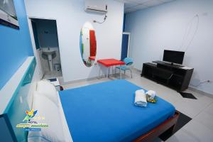 新洛哈Hotel Marques Amazonico的一间医院间,配有一张床和一把椅子