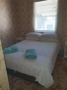 马奇Kaylee Cottage Mudgee的卧室里一张带两条毛巾的床