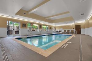 Best Western Plus Executive Residency Fillmore Inn内部或周边的泳池