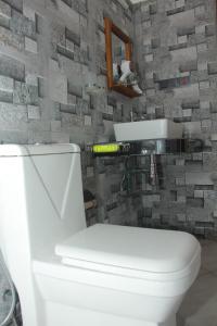 米瑞莎Maduranga n Guest的浴室配有白色卫生间和盥洗盆。