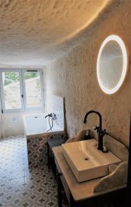 图尔Gite de Loup-Terre的浴室配有盥洗盆和浴缸。