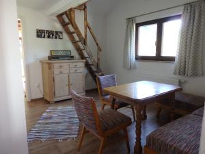 贝里斯泽尔Amsel Haus的一间带桌椅和楼梯的客厅