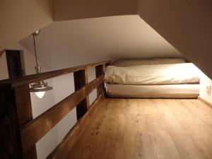 贝里斯泽尔Amsel Haus的一间小卧室,阁楼上配有一张床
