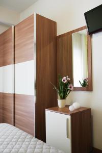里米尼圣皮埃尔酒店的一间卧室配有一张床和镜子