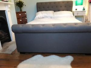 布里德波特Allington Hill-Bridport, Dorset的一间卧室配有一张带白色床罩的床