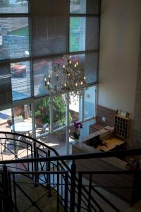 奥兰布拉Hotel Villa de Holanda的一间用餐室,在大窗户前配有吊灯
