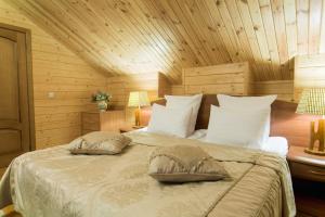 苏兹达尔苏维特利特伦酒店的一间卧室配有一张带两个枕头的床